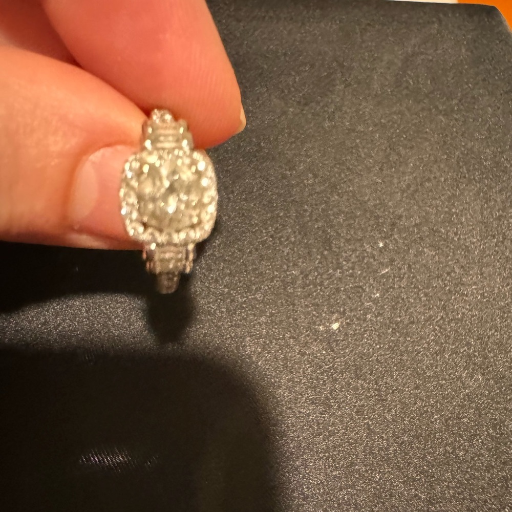 Engagement ring. White gold and diamonds.